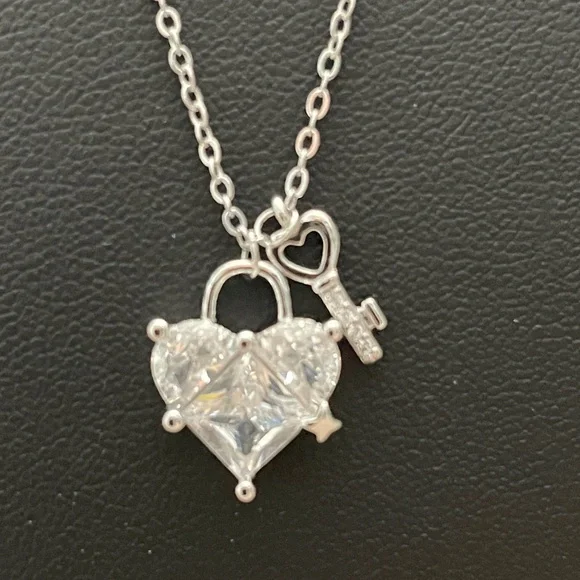 🌟🖤♥️Beautiful Silver Crystal Heart & Key Pendant Necklace♥️🖤🌟NEW - Picture 2 of 5